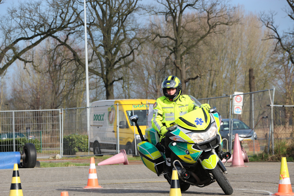 motorrijder ontwijkt kegels