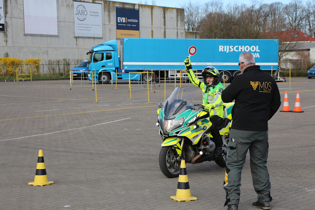 motorrijder met signalisatieteken